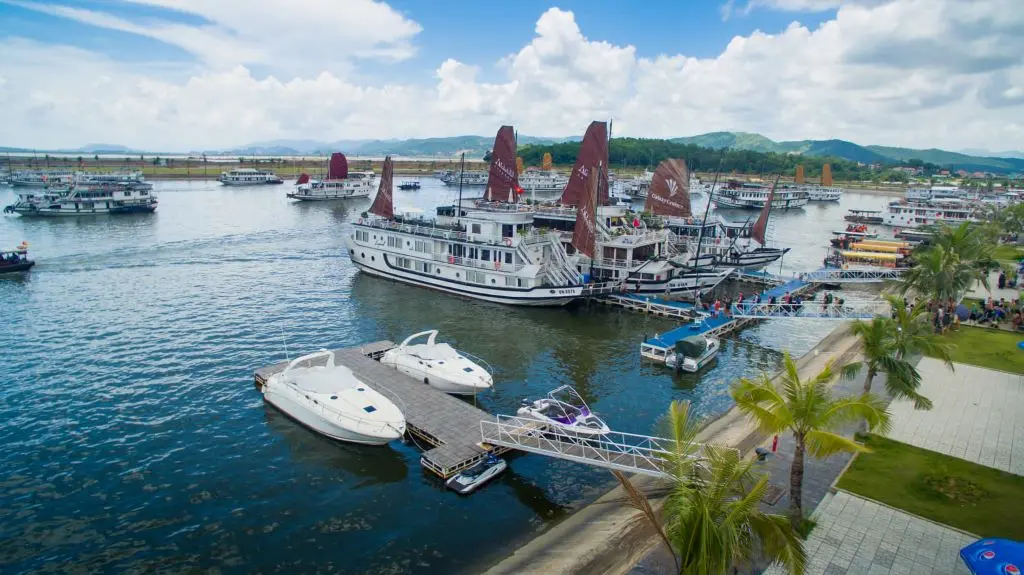 Triển ngay du lịch Vịnh Hạ Long trong ng&agrave;y cực th&uacute; vị 2