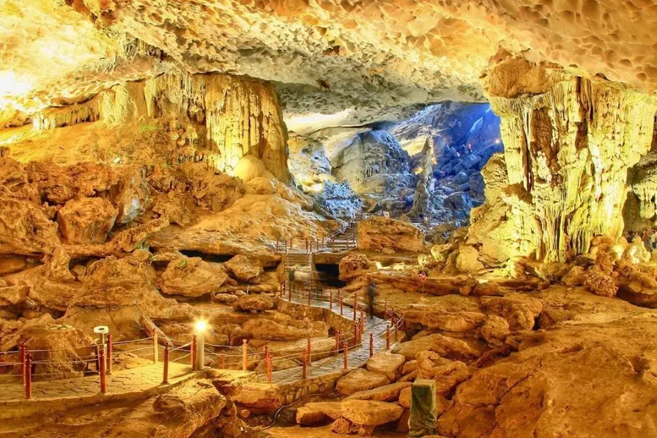 Triển ngay du lịch Vịnh Hạ Long trong ng&agrave;y cực th&uacute; vị 3