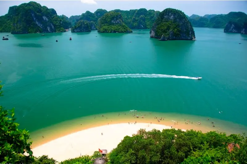 Một ng&agrave;y kh&aacute;m ph&aacute; Vịnh Hạ Long với nhiều trải nghiệm đ&aacute;ng nhớ 8