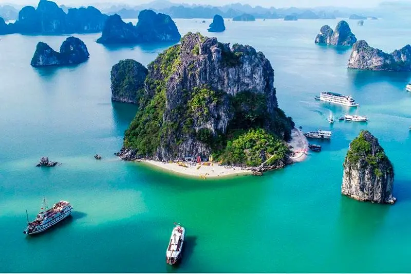 Thong dong trải nghiệm một ng&agrave;y kh&aacute;m ph&aacute; Vịnh Hạ Long 2
