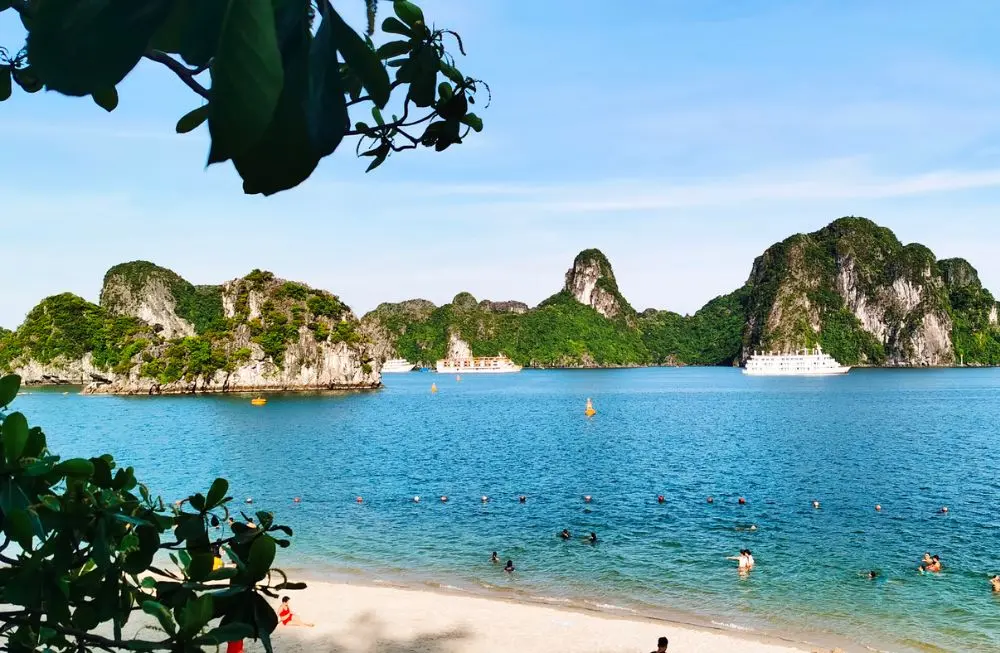 Một ngày khám phá Vịnh Hạ Long với nhiều trải nghiệm đáng nhớ