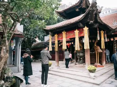 Cầu duyên tại chùa Hà và bí ẩn về lời đồn đi một về hai