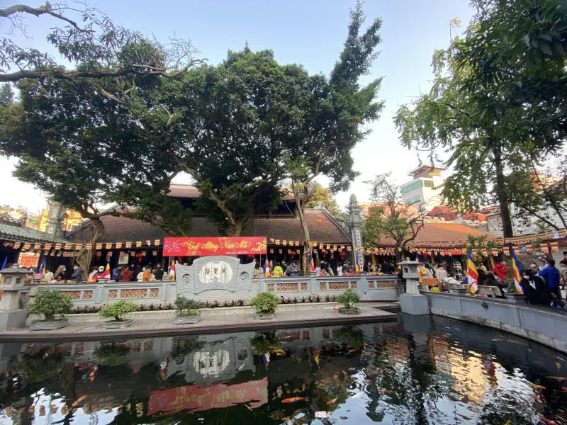 Cầu duy&ecirc;n tại ch&ugrave;a H&agrave; v&agrave; b&iacute; ẩn về lời đồn đi một về hai 10