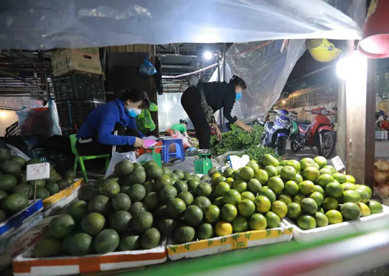 Chợ Ph&ugrave;ng Khoang, thi&ecirc;n đường mua sắm về đ&ecirc;m tại H&agrave; Th&agrave;nh 4