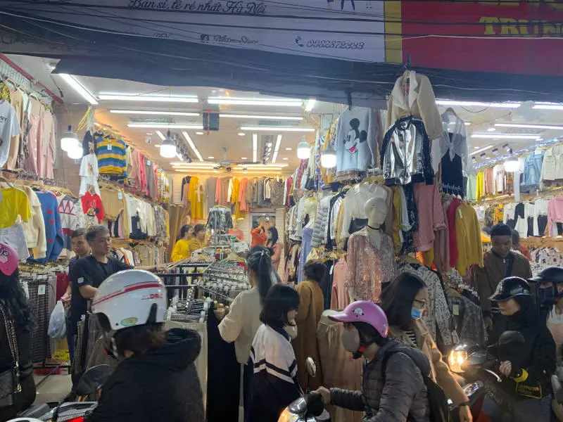 Chợ Ph&ugrave;ng Khoang, thi&ecirc;n đường mua sắm về đ&ecirc;m tại H&agrave; Th&agrave;nh 5