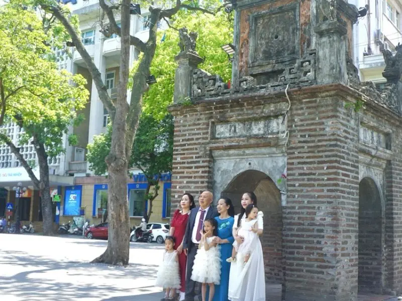 Ch&ugrave;a B&aacute;o &Acirc;n H&agrave; Nội: Dấu t&iacute;ch v&agrave;ng son b&ecirc;n Hồ Ho&agrave;n Kiếm 7