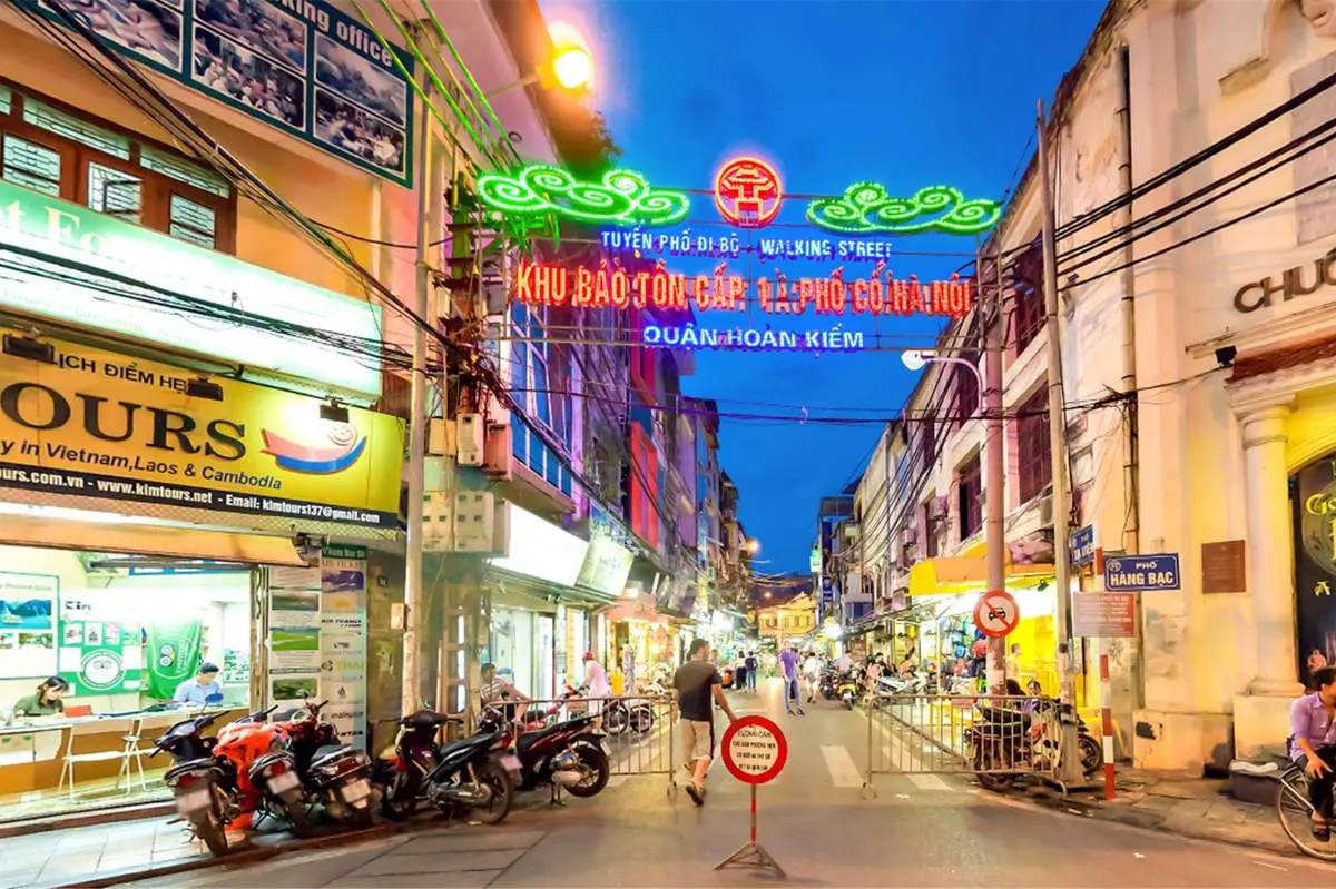 Dạo bước phố Tạ Hiện kh&ocirc;ng ngủ giữa l&ograve;ng thủ đ&ocirc; 2