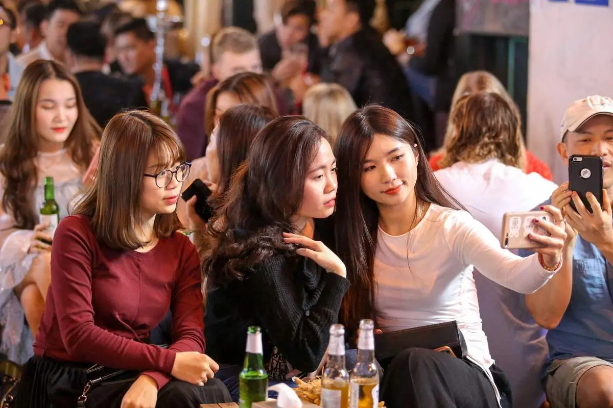 Dạo bước phố Tạ Hiện kh&ocirc;ng ngủ giữa l&ograve;ng thủ đ&ocirc; 7