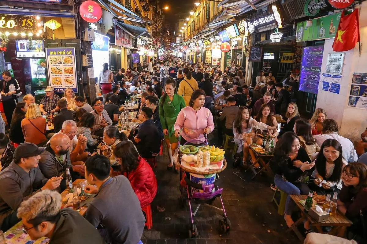 Dạo bước phố Tạ Hiện kh&ocirc;ng ngủ giữa l&ograve;ng thủ đ&ocirc; 11