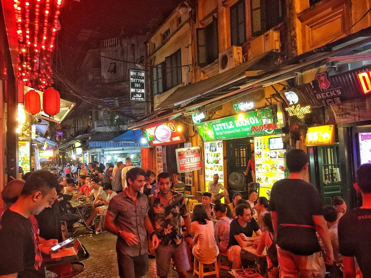 Dạo bước phố Tạ Hiện kh&ocirc;ng ngủ giữa l&ograve;ng thủ đ&ocirc; 3