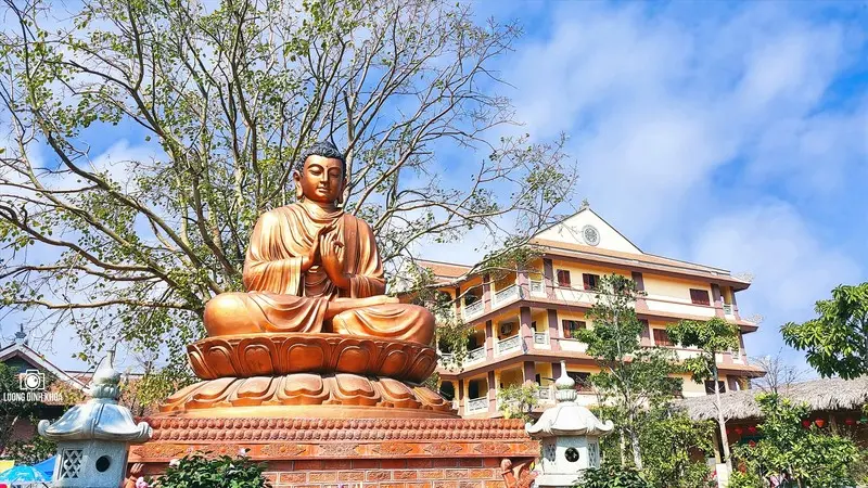 Gh&eacute; thăm ch&ugrave;a Long Hưng, nơi tro cốt của người đ&atilde; khuất được an nghỉ 7