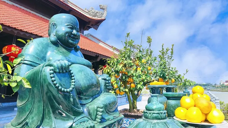 Gh&eacute; thăm ch&ugrave;a Long Hưng, nơi tro cốt của người đ&atilde; khuất được an nghỉ 8