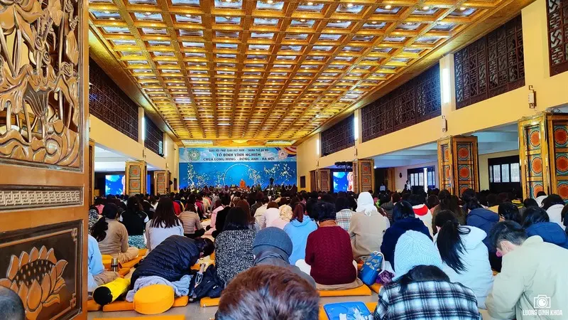 Gh&eacute; thăm ch&ugrave;a Long Hưng, nơi tro cốt của người đ&atilde; khuất được an nghỉ 11