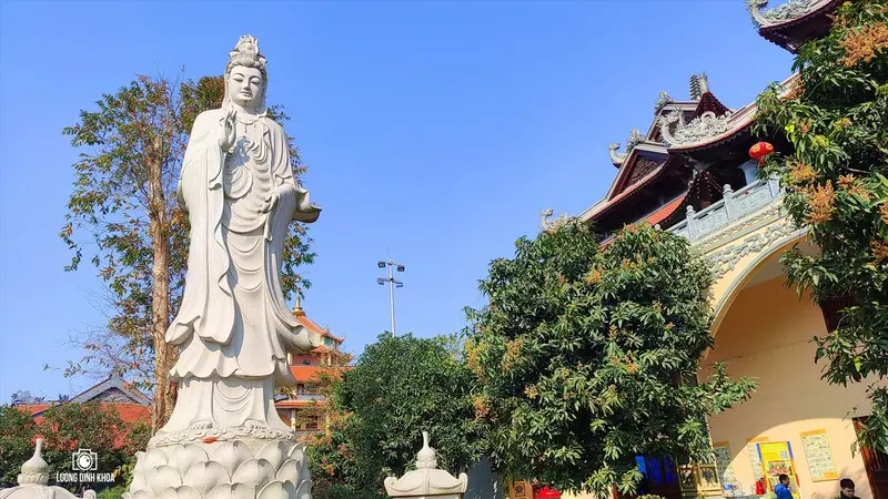 Gh&eacute; thăm ch&ugrave;a Long Hưng, nơi tro cốt của người đ&atilde; khuất được an nghỉ 4