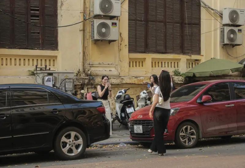 Kh&aacute;m ph&aacute; phố L&ograve; Sũ: địa điểm check - in si&ecirc;u hot tại H&agrave; Nội 4
