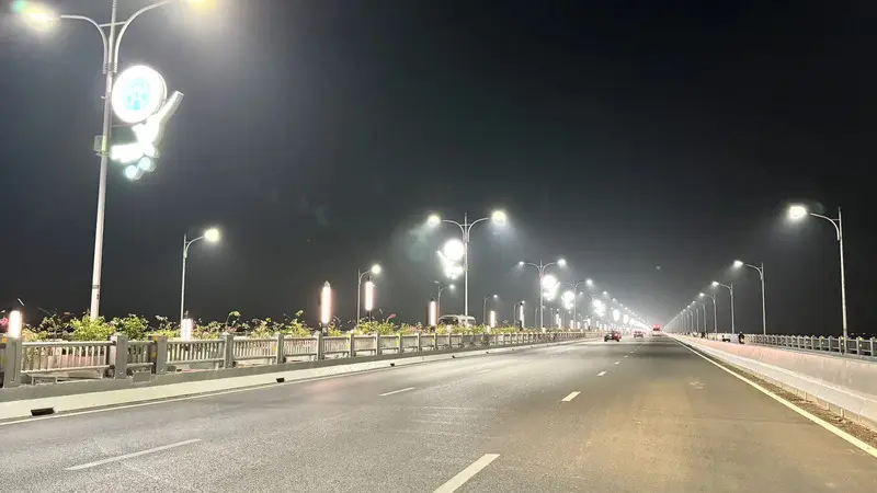 Kh&aacute;m ph&aacute; vẻ đẹp rực rỡ về đ&ecirc;m của cầu Vĩnh Tuy 7