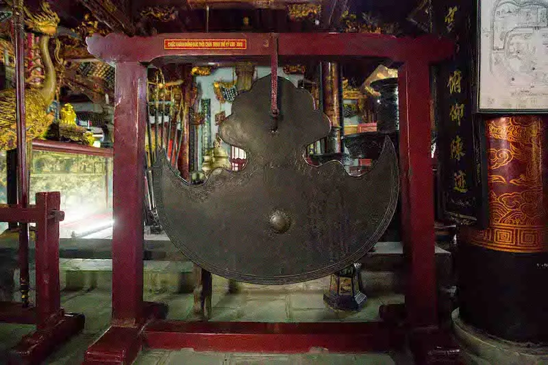 Linh thi&ecirc;ng đ&ecirc;̀n Quán Thánh trấn giữ ph&iacute;a Bắc th&agrave;nh Thăng Long 7