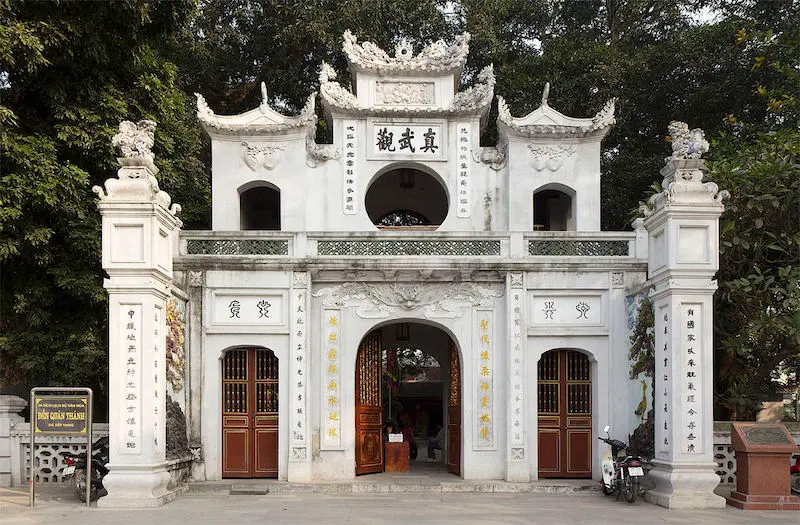 Linh thi&ecirc;ng đ&ecirc;̀n Quán Thánh trấn giữ ph&iacute;a Bắc th&agrave;nh Thăng Long 2