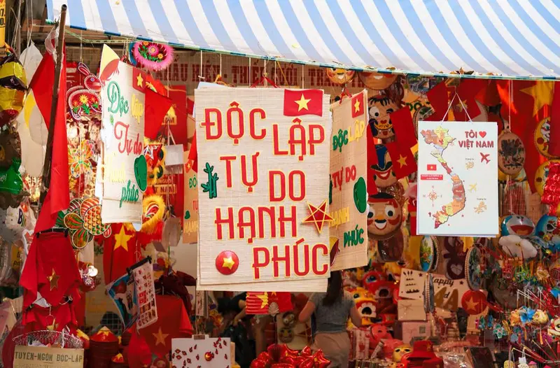 Lung linh Phố Hàng Mã - Nơi ánh đèn chưa bao giờ tắt vào những dịp lễ, Tết 3