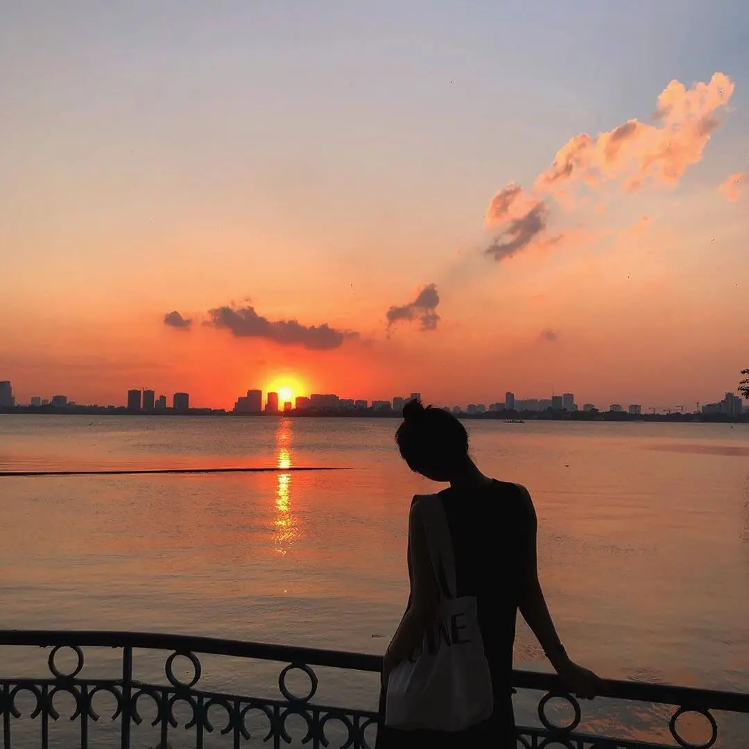 Ngắm ho&agrave;ng h&ocirc;n Hồ T&acirc;y, thưởng thức m&oacute;n qu&agrave; thi&ecirc;n nhi&ecirc;n cuối ng&agrave;y 10