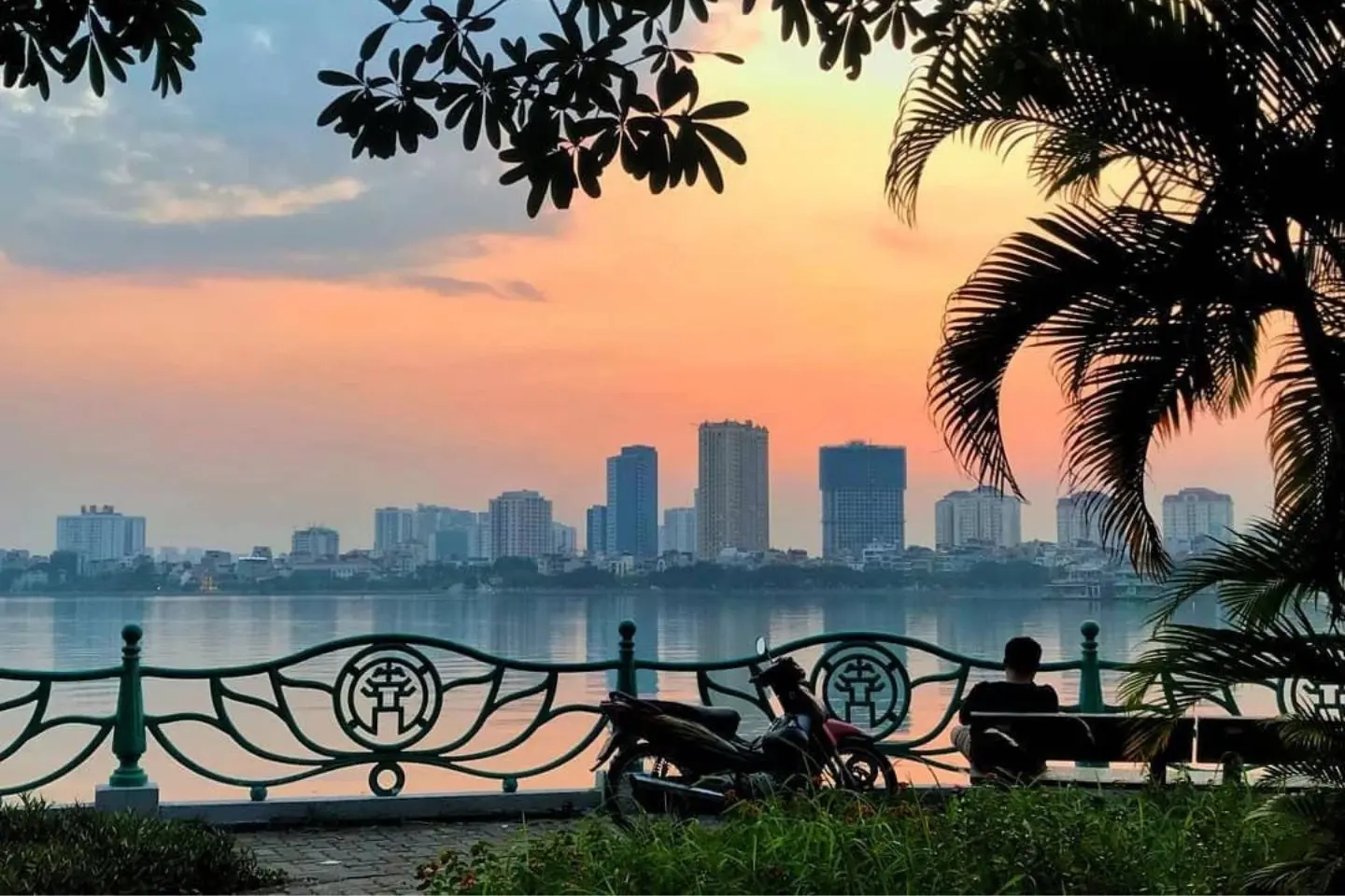 Ngắm ho&agrave;ng h&ocirc;n Hồ T&acirc;y, thưởng thức m&oacute;n qu&agrave; thi&ecirc;n nhi&ecirc;n cuối ng&agrave;y 2