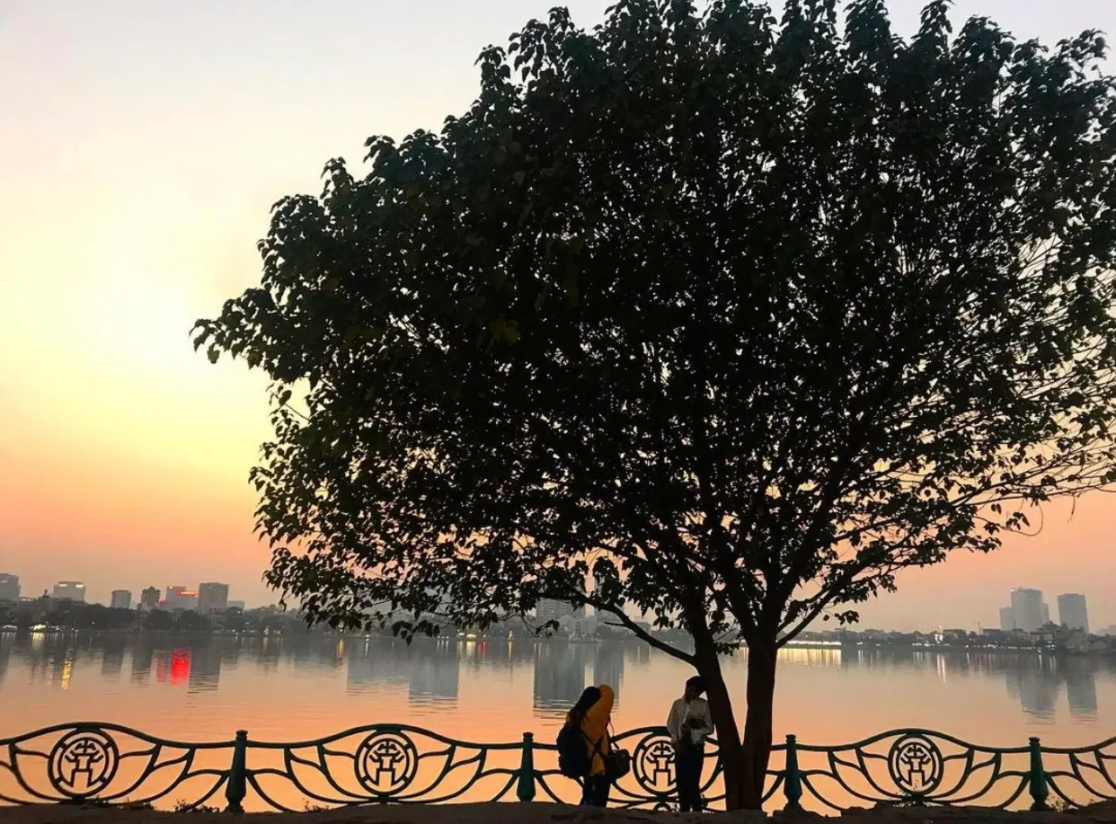 Ngắm ho&agrave;ng h&ocirc;n Hồ T&acirc;y, thưởng thức m&oacute;n qu&agrave; thi&ecirc;n nhi&ecirc;n cuối ng&agrave;y 6