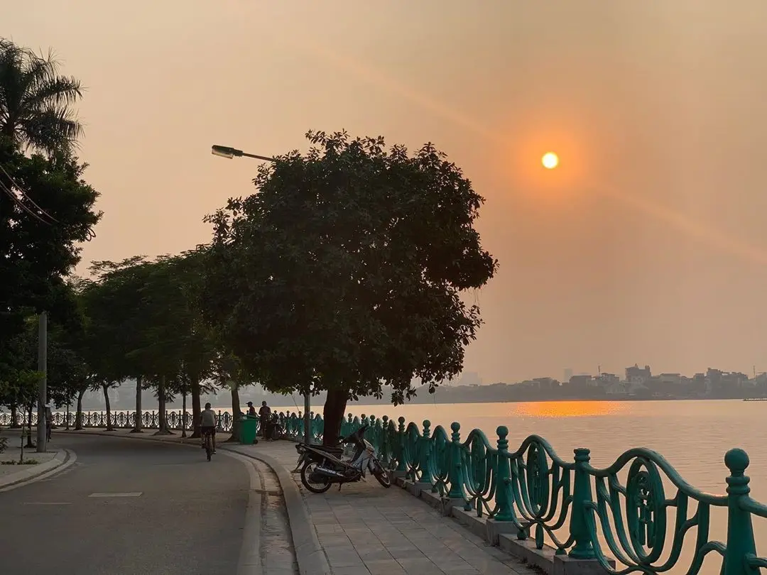 Ngắm ho&agrave;ng h&ocirc;n Hồ T&acirc;y, thưởng thức m&oacute;n qu&agrave; thi&ecirc;n nhi&ecirc;n cuối ng&agrave;y 5