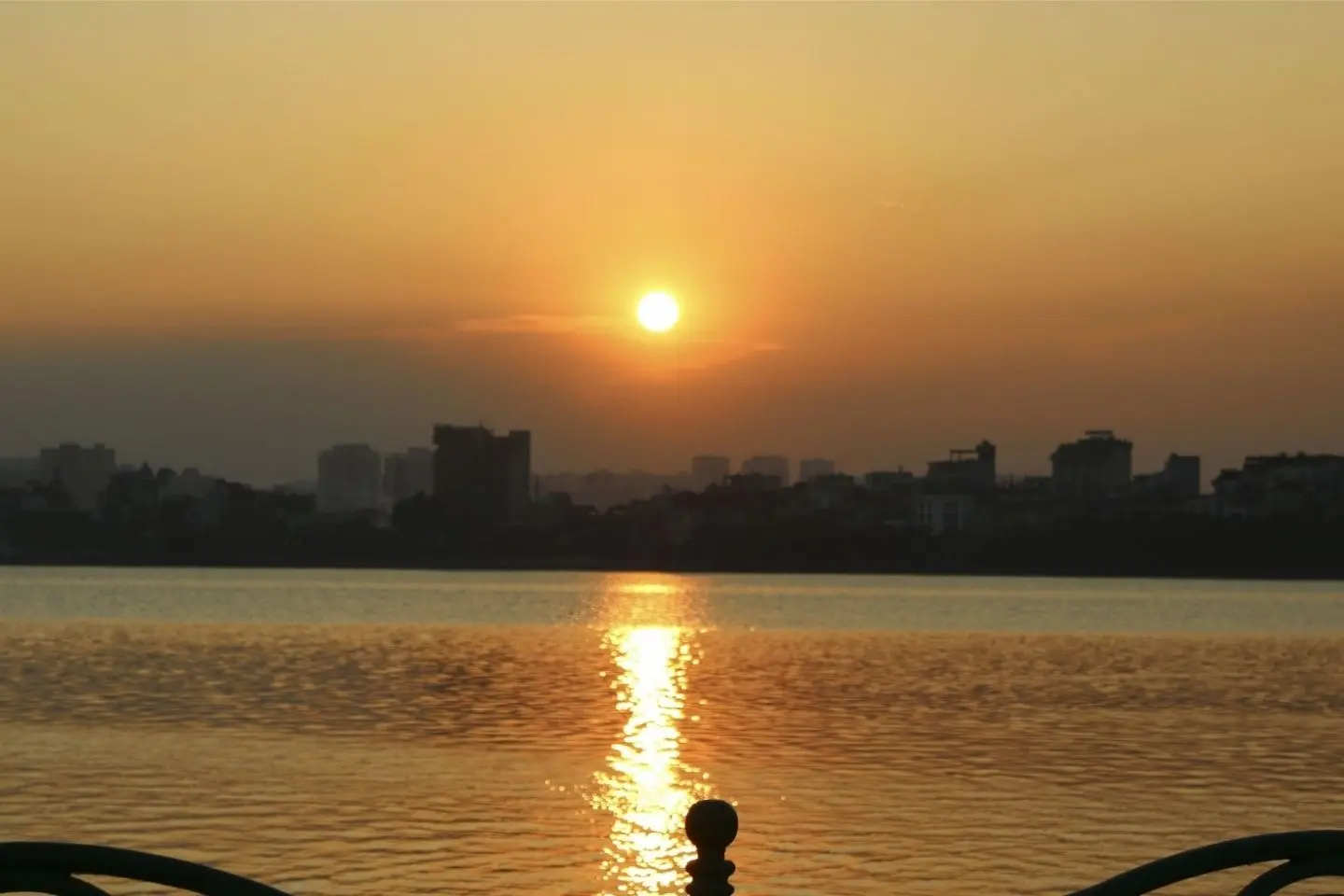 Ngắm ho&agrave;ng h&ocirc;n Hồ T&acirc;y, thưởng thức m&oacute;n qu&agrave; thi&ecirc;n nhi&ecirc;n cuối ng&agrave;y 3