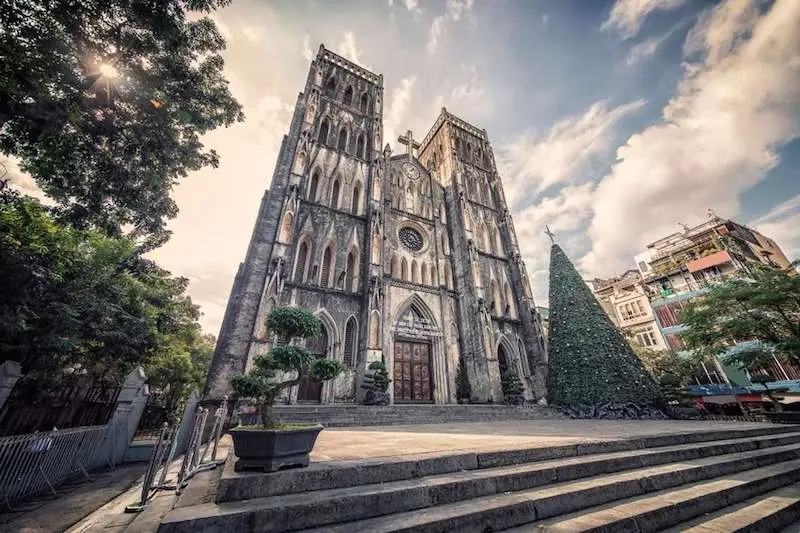 Nh&agrave; thờ lớn H&agrave; Nội với kiến tr&uacute;c Gothic nổi bật giữa l&ograve;ng thủ đ&ocirc; 3