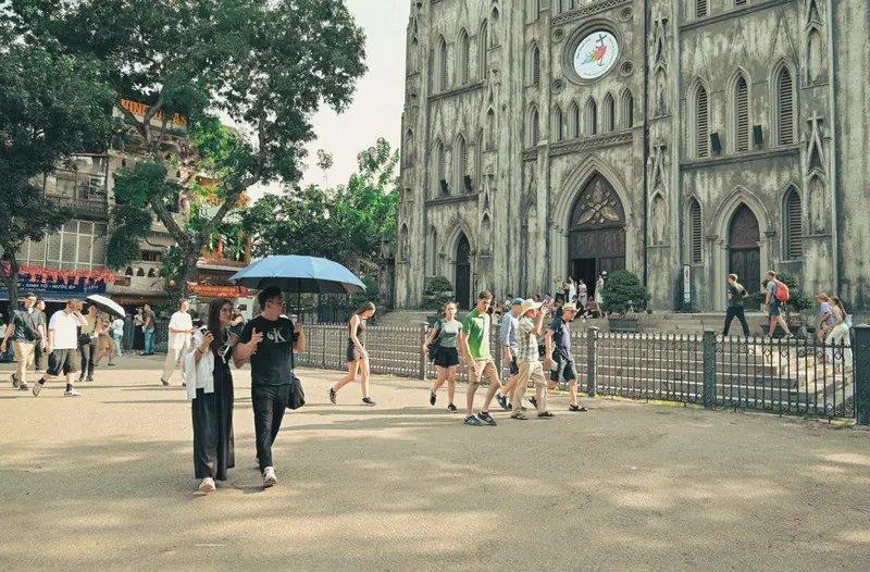 Nh&agrave; thờ lớn H&agrave; Nội với kiến tr&uacute;c Gothic nổi bật giữa l&ograve;ng thủ đ&ocirc; 15