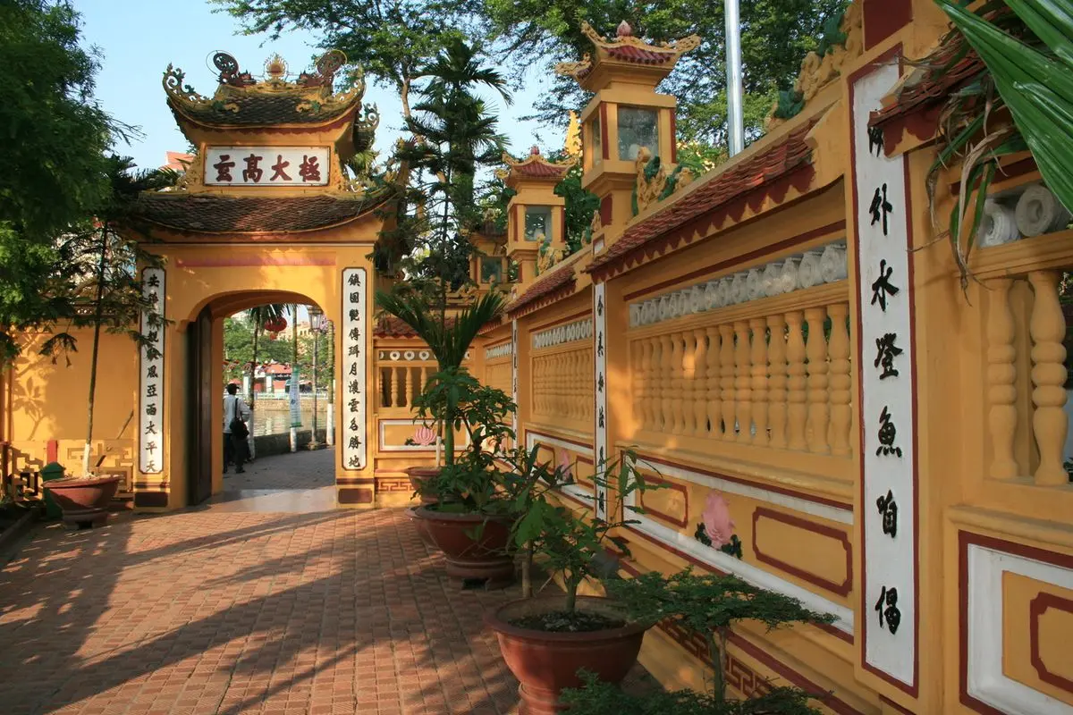 Tham quan ch&ugrave;a Trấn Quốc ng&agrave;n năm tuổi b&ecirc;n hồ T&acirc;y 8