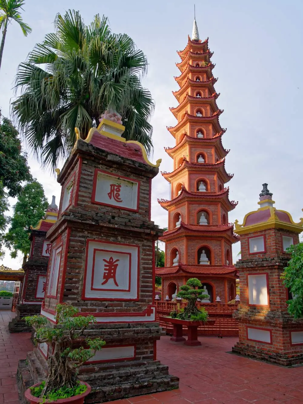 Tham quan ch&ugrave;a Trấn Quốc ng&agrave;n năm tuổi b&ecirc;n hồ T&acirc;y 9