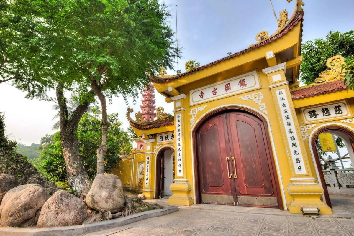 Tham quan ch&ugrave;a Trấn Quốc ng&agrave;n năm tuổi b&ecirc;n hồ T&acirc;y 6