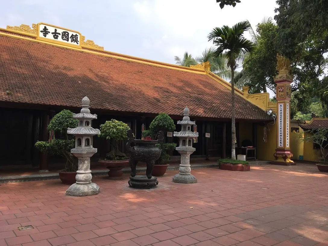 Tham quan ch&ugrave;a Trấn Quốc ng&agrave;n năm tuổi b&ecirc;n hồ T&acirc;y 12