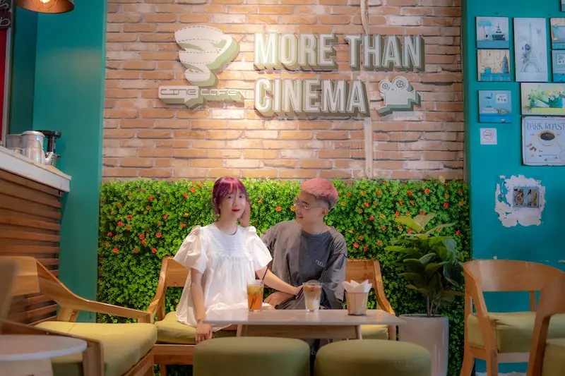 Top 6 qu&aacute;n cafe phim H&agrave; Nội l&yacute; tưởng để tận hưởng vũ trụ điện ảnh ri&ecirc;ng tư 6