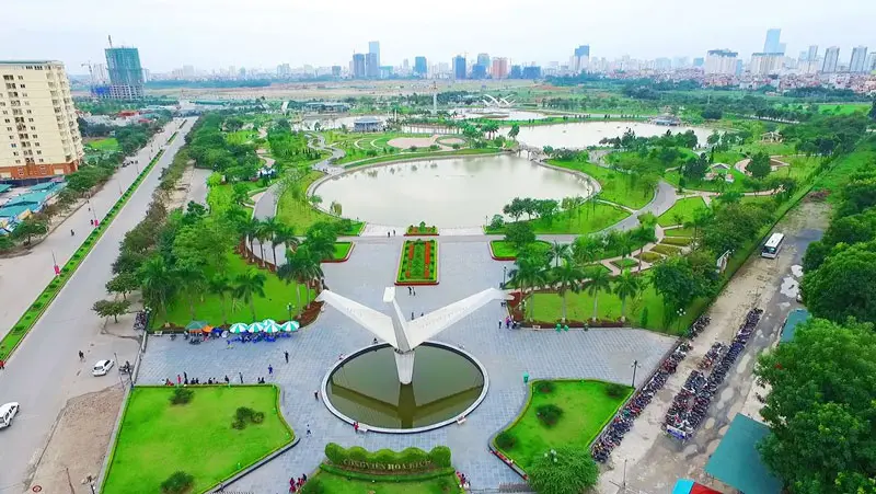 Top 9 c&ocirc;ng vi&ecirc;n c&acirc;y xanh tr&aacute;nh n&oacute;ng cho m&ugrave;a h&egrave; thủ đ&ocirc; 10