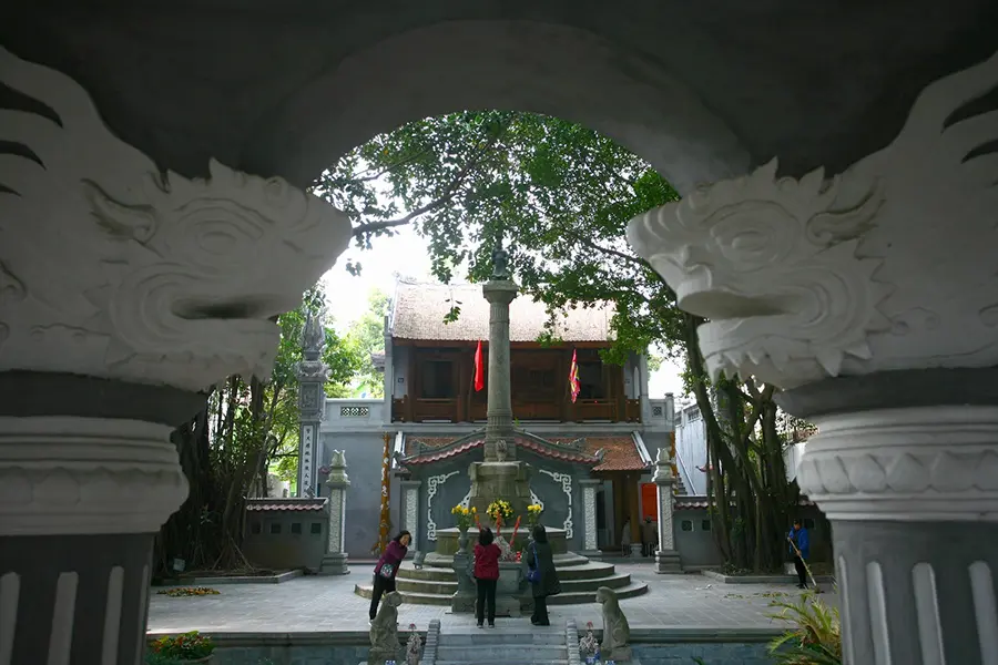 Tượng đ&agrave;i Vua L&ecirc; Hồ Gươm, di t&iacute;ch lịch sử l&acirc;u đời giữa thủ đ&ocirc; 5