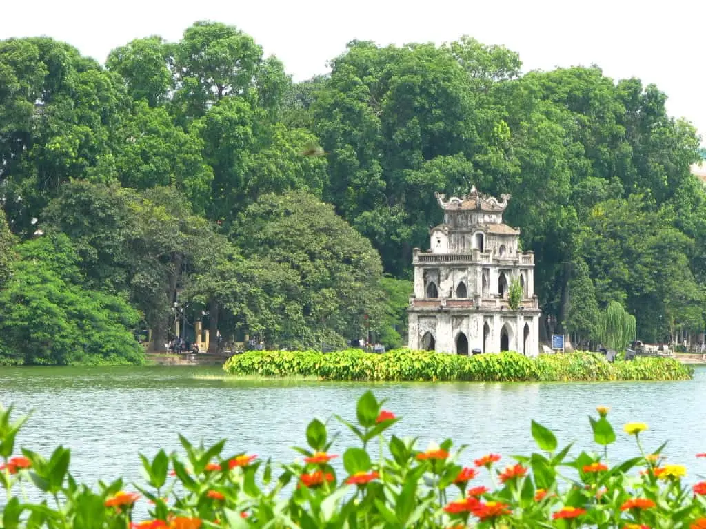 Về thăm Th&aacute;p R&ugrave;a - Biểu tượng du lịch t&acirc;m linh giữa l&ograve;ng H&agrave; Nội 5