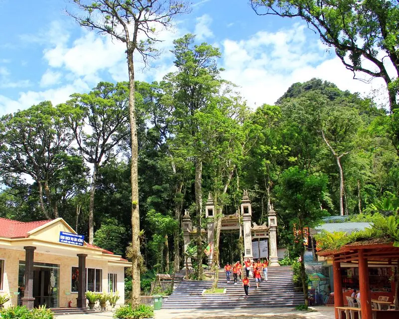 Viếng thăm Đền Thượng Ba V&igrave;, kh&ocirc;ng gian linh thi&ecirc;ng tr&ecirc;n n&uacute;i Tản 2
