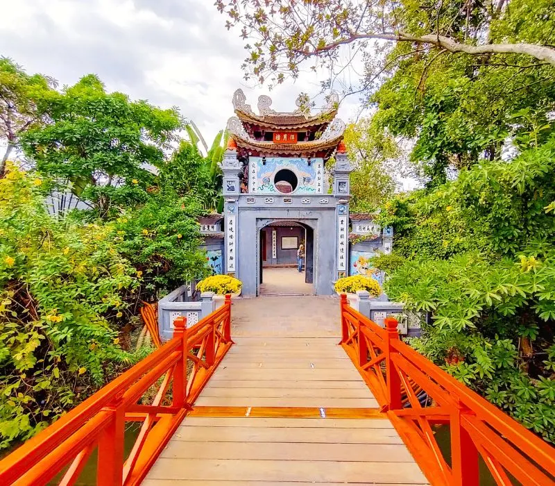 Đền Ngọc Sơn huyền thoại soi bóng hồ Gươm Hà Nội