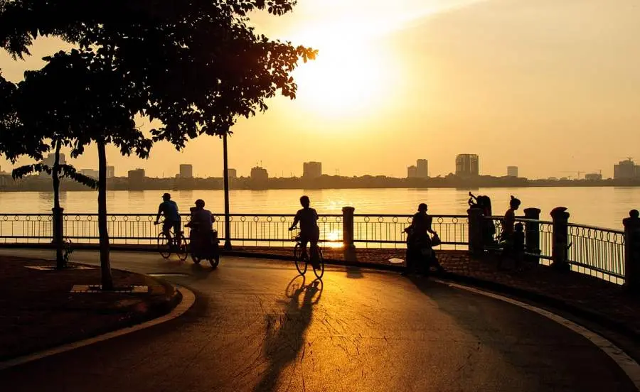 Trải nghiệm Đạp xe ngắm cảnh hồ Tây cực chill tại Hà Nội