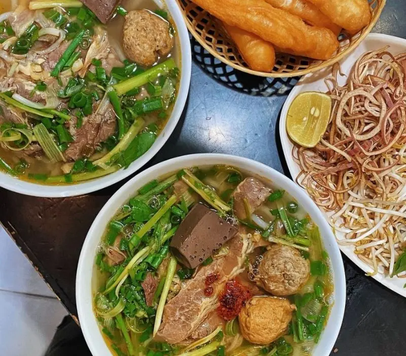 10+ quán bún bò Huế ngon, chuẩn bị và đông khách tại Hà Nội