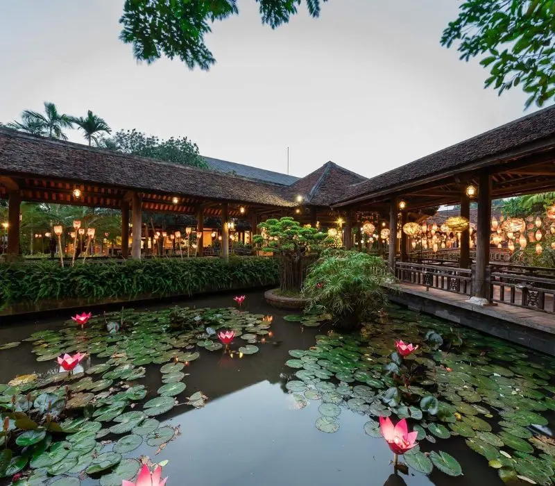 Buffet Sen Tây Hồ: Biểu tượng ẩm thực bên bờ Hồ Tây Hà Nội