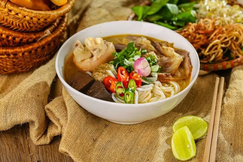 10+ quán bún bò Huế ngon, chuẩn bị và đông khách tại Hà Nội 11