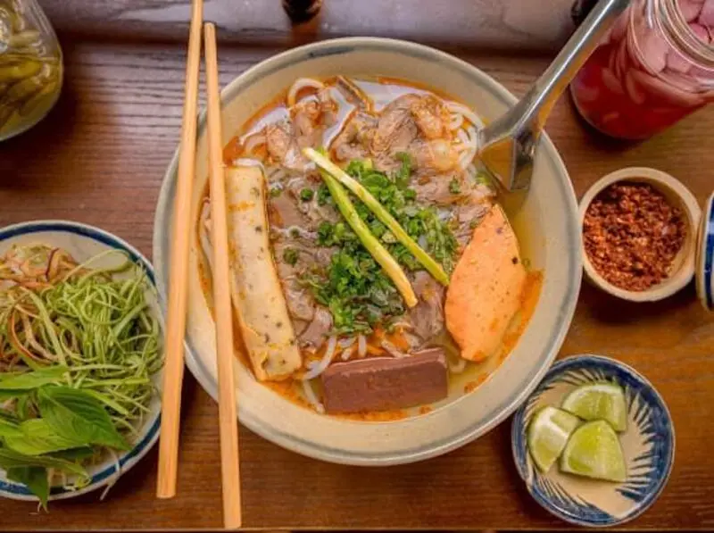 10+ quán bún bò Huế ngon, chuẩn bị và đông khách tại Hà Nội 5