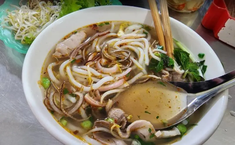 10+ quán bún bò Huế ngon, chuẩn bị và đông khách tại Hà Nội 8