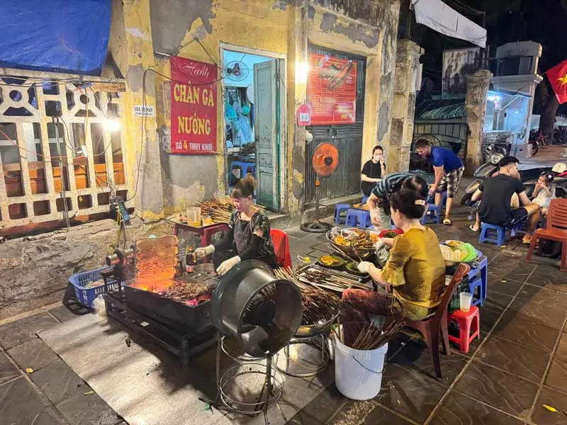 10+ qu&aacute;n ch&acirc;n g&agrave; nướng H&agrave; Nội ngon thần sầu 5