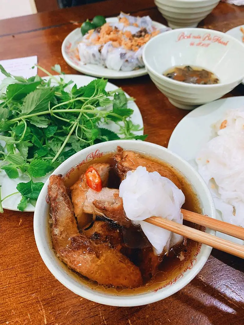 B&aacute;nh cuốn B&agrave; Ho&agrave;nh, h&agrave;ng ăn ng&oacute;t ngh&eacute;t trăm năm tuổi giữa l&ograve;ng thủ đ&ocirc; 9