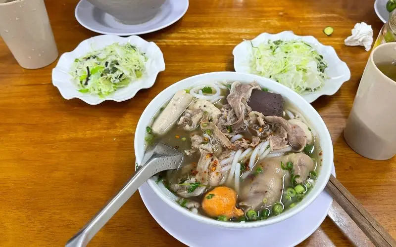 C&aacute;c qu&aacute;n b&uacute;n b&ograve; Huế Nghĩa T&acirc;n cho team m&ecirc; hương vị cố đ&ocirc; 8