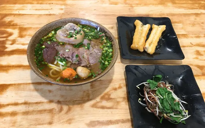 C&aacute;c qu&aacute;n b&uacute;n b&ograve; Huế Nghĩa T&acirc;n cho team m&ecirc; hương vị cố đ&ocirc; 6